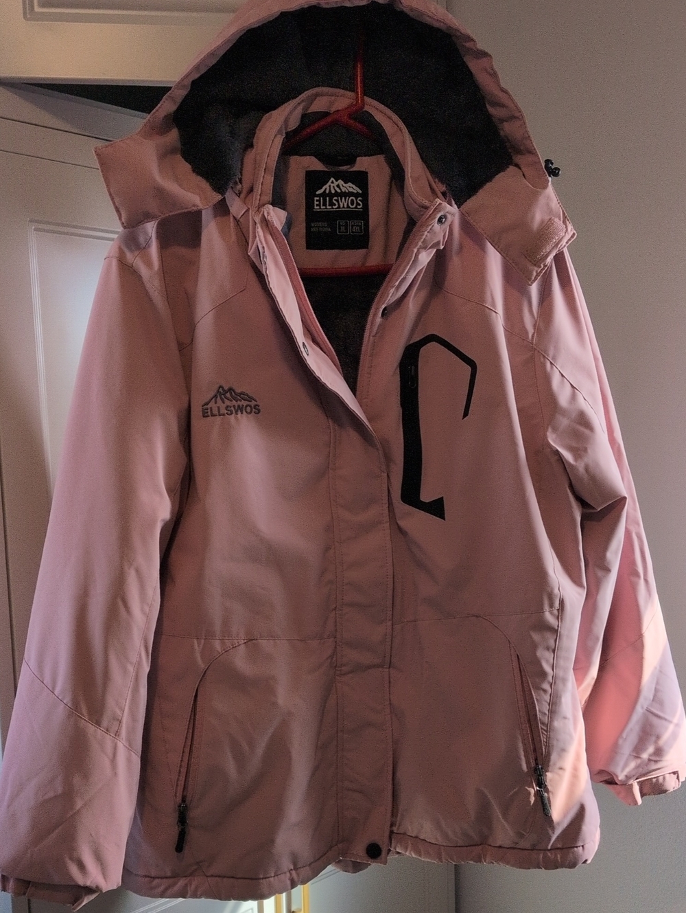 Womenโs NWOT Light Pink Ski Jacket with Hood